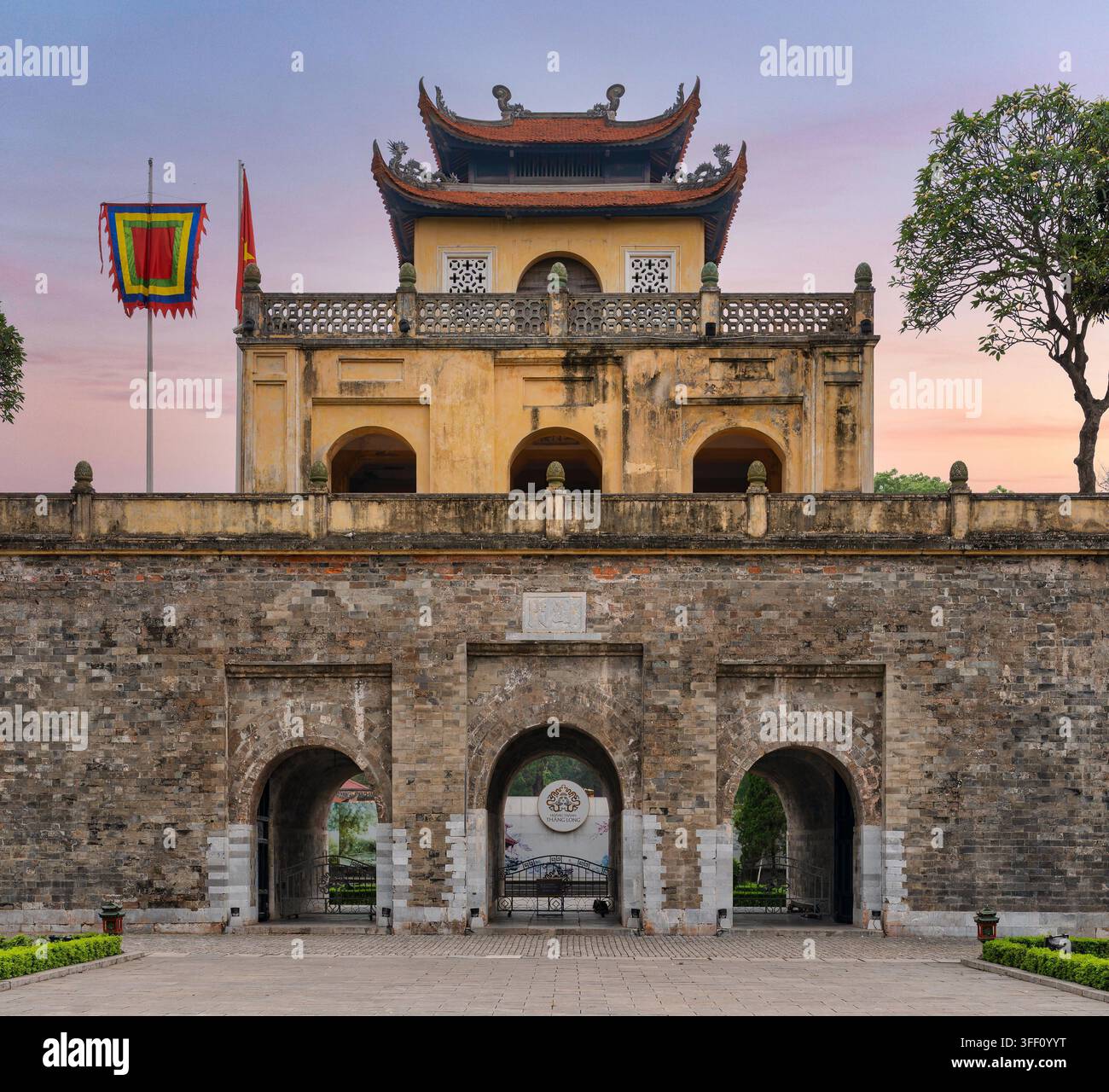 Porta Doan Mon della Cittadella imperiale di Thang Long a Hanoi, Vietnam, sotto un cielo vivace al tramonto, che mostra l'architettura antica di questo sito storico patrimonio mondiale dell'UNESCO Foto Stock