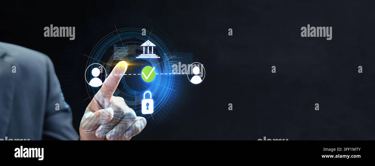 Uomo d'affari che tocca uno schermo digitale con icone di banche online sicure, sicurezza informatica, verifica dell'identità e concetto fintech su sfondo scuro Foto Stock