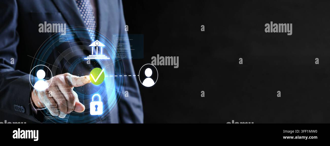 Uomo d'affari che tocca uno schermo digitale con icone di banche online sicure, sicurezza informatica, verifica dell'identità e concetto fintech su sfondo scuro Foto Stock