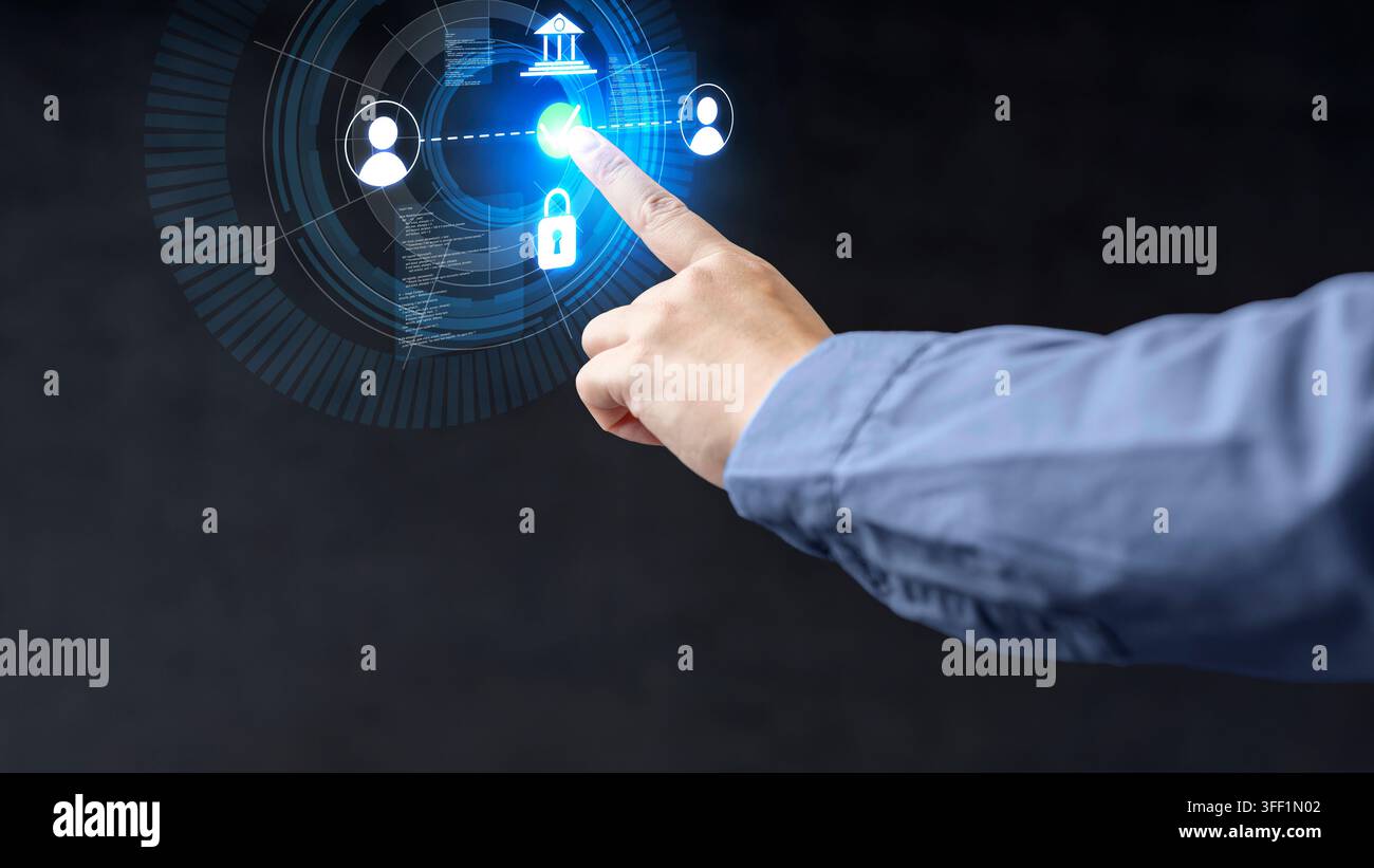 Uomo d'affari che tocca uno schermo digitale con icone di banche online sicure, sicurezza informatica, verifica dell'identità e concetto fintech su sfondo scuro Foto Stock