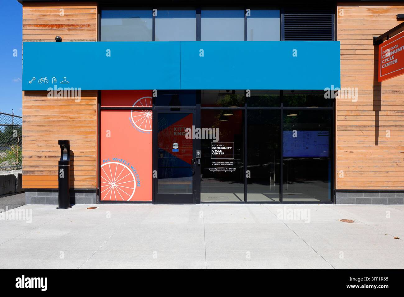 Kittie Knox Community Cycle Center, 181 Morgan Ave, Cambridge, Massachsetts. esterno di un centro ciclico a Cambridge Crossing, Lechmere Square Foto Stock