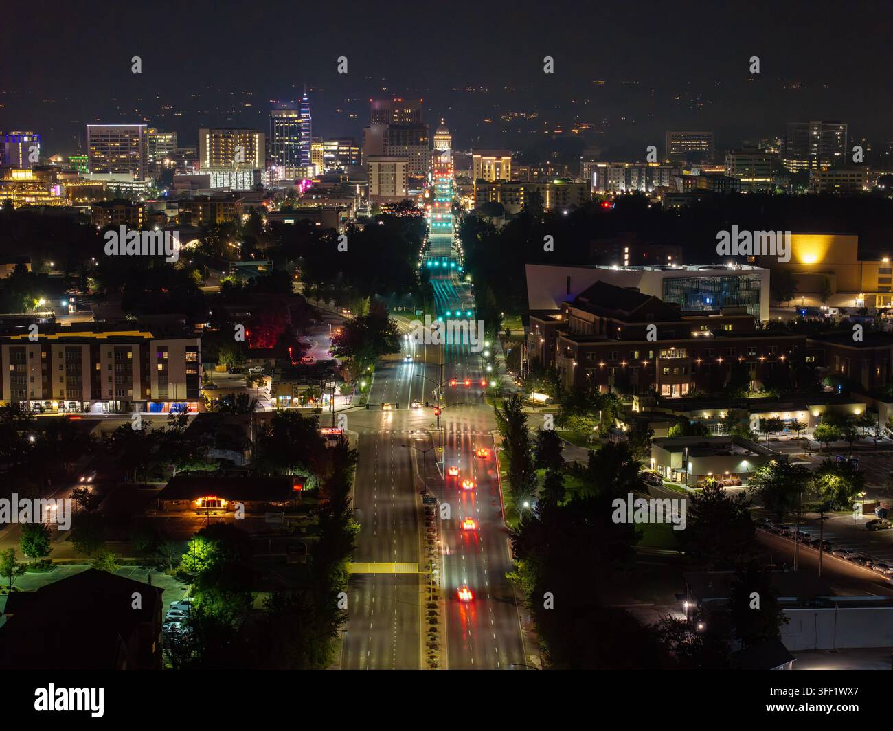 Vista aerea notturna di una strada cittadina con luci brillanti e traffico Foto Stock