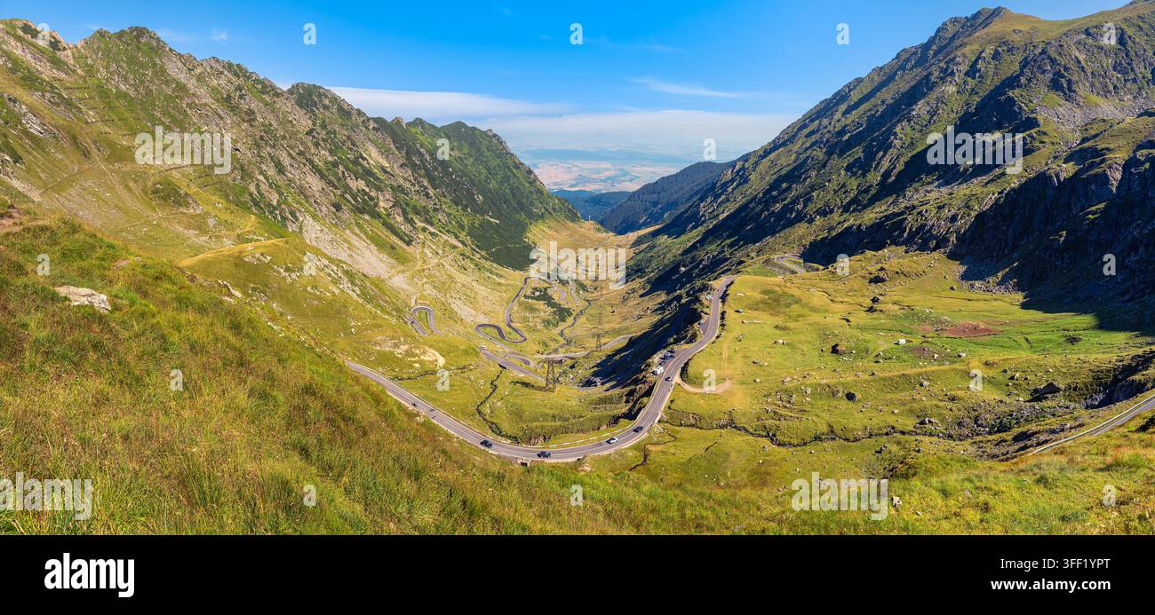 Vista panoramica della tortuosa strada Transfagarasan attraverso i Carpazi in Romania Foto Stock
