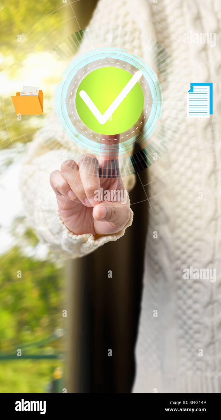 Donna d'affari che interagisce con un pulsante virtuale a forma di spunta verde, icone di cartella e documento per l'approvazione digitale e il completamento delle attività. Organizzazione dei dati Foto Stock