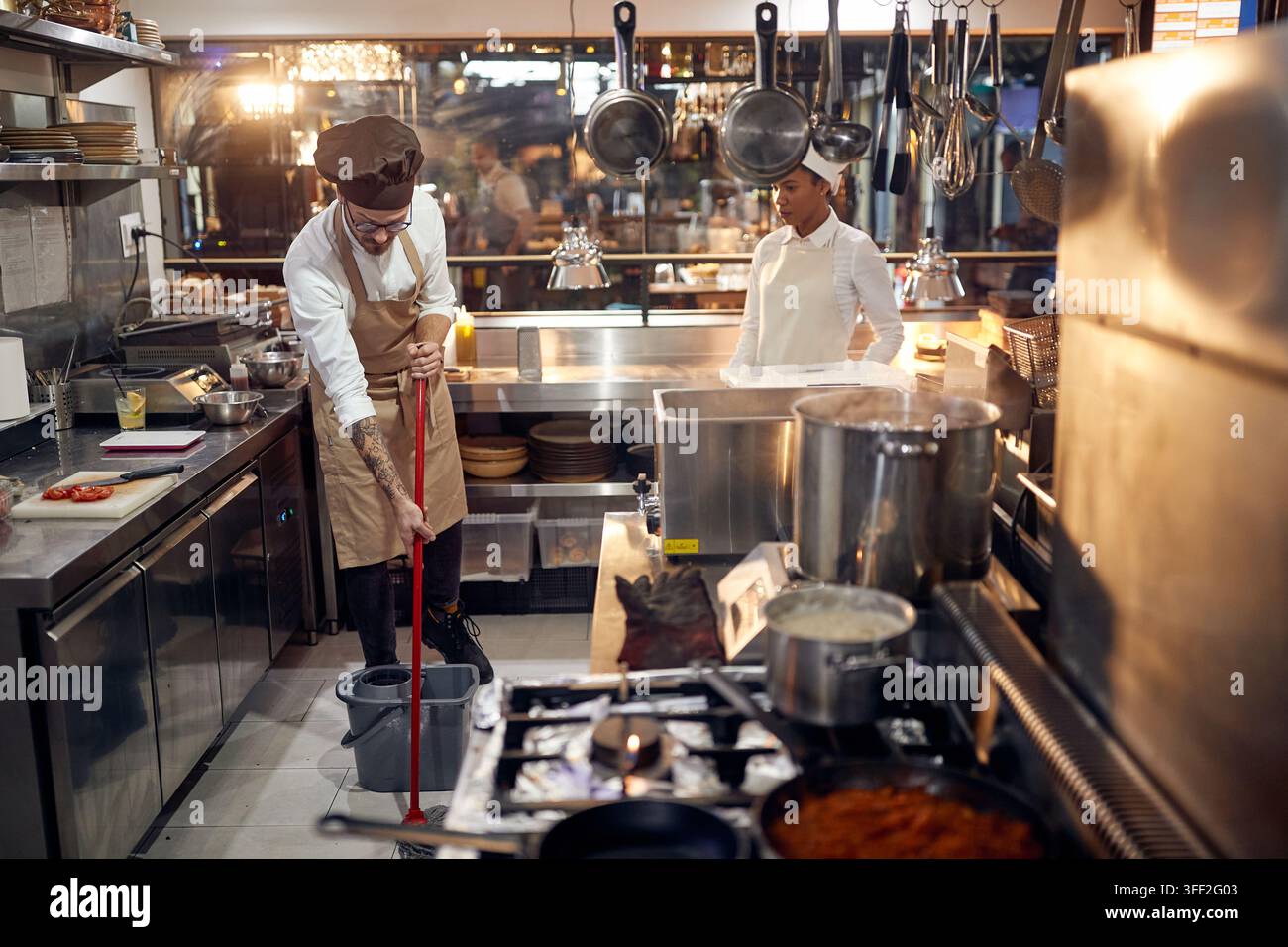 Lo chef si prende cura dell'igiene sul posto di lavoro. Cuoco in una cucina moderna professionale, concetto di ristorante Foto Stock