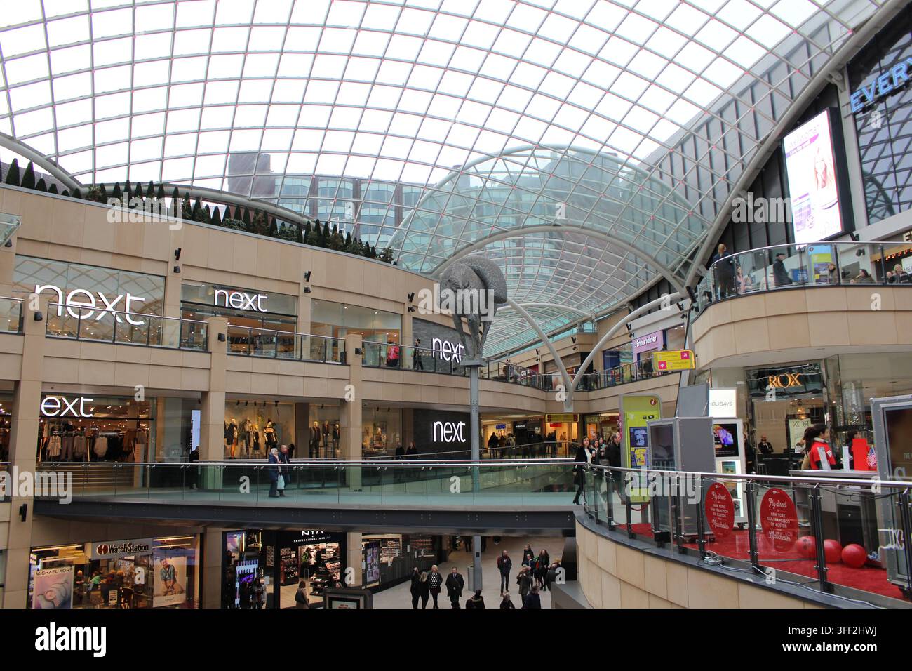 Leeds, Regno Unito - 29 agosto 2026: Vista del centro commerciale Trinity con il suo iconico tetto in vetro, negozi al dettaglio su più livelli e acquirenti che camminano th Foto Stock