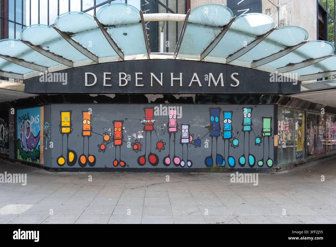 Ingresso principale del ex grande magazzino Debenhams sbarrato, coperto di graffiti, Portsmouth, Hampshire, Inghilterra Foto Stock