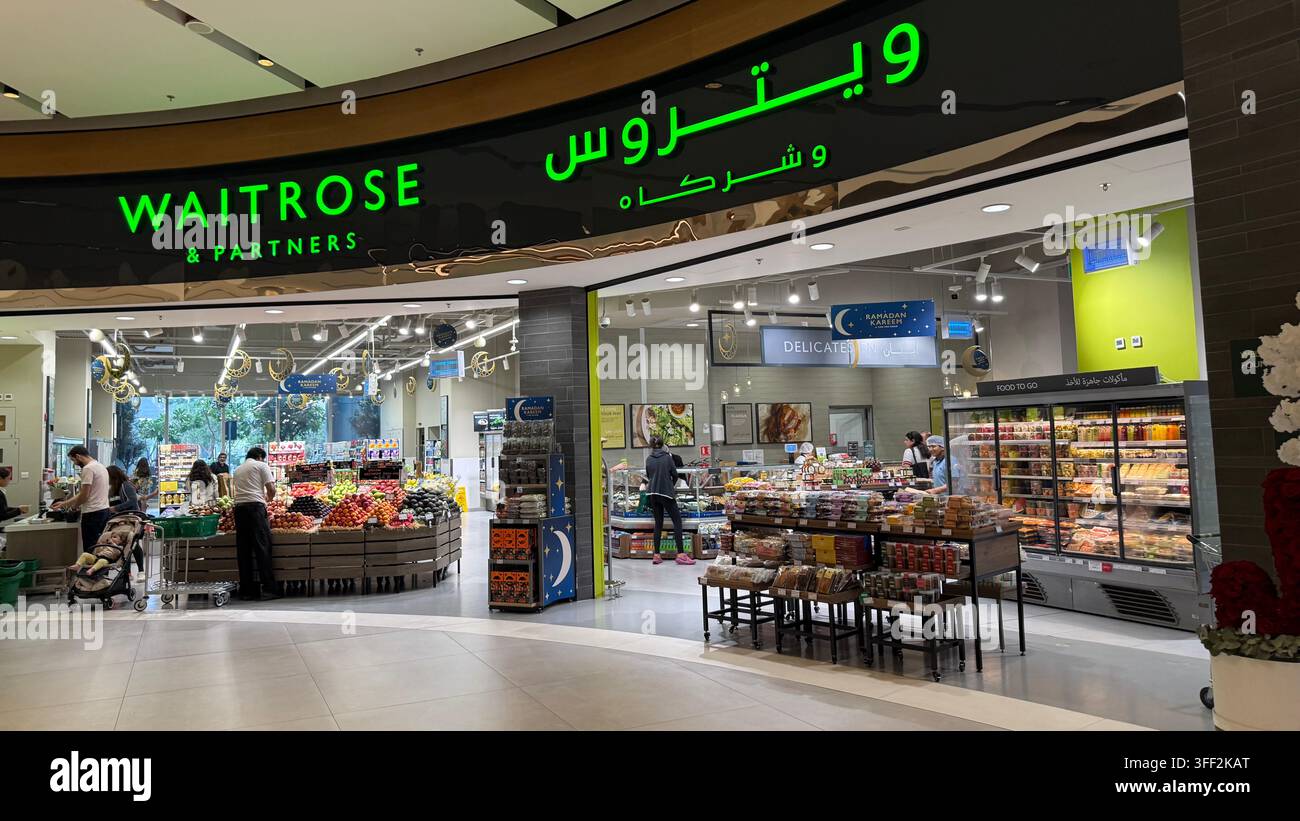 Uno dei due negozi Waitrose aperti nel 2008 al Dubai Mall nel centro di Dubai negli Emirati Arabi Uniti. La catena di supermercati vende prodotti freschi britannici come Foto Stock