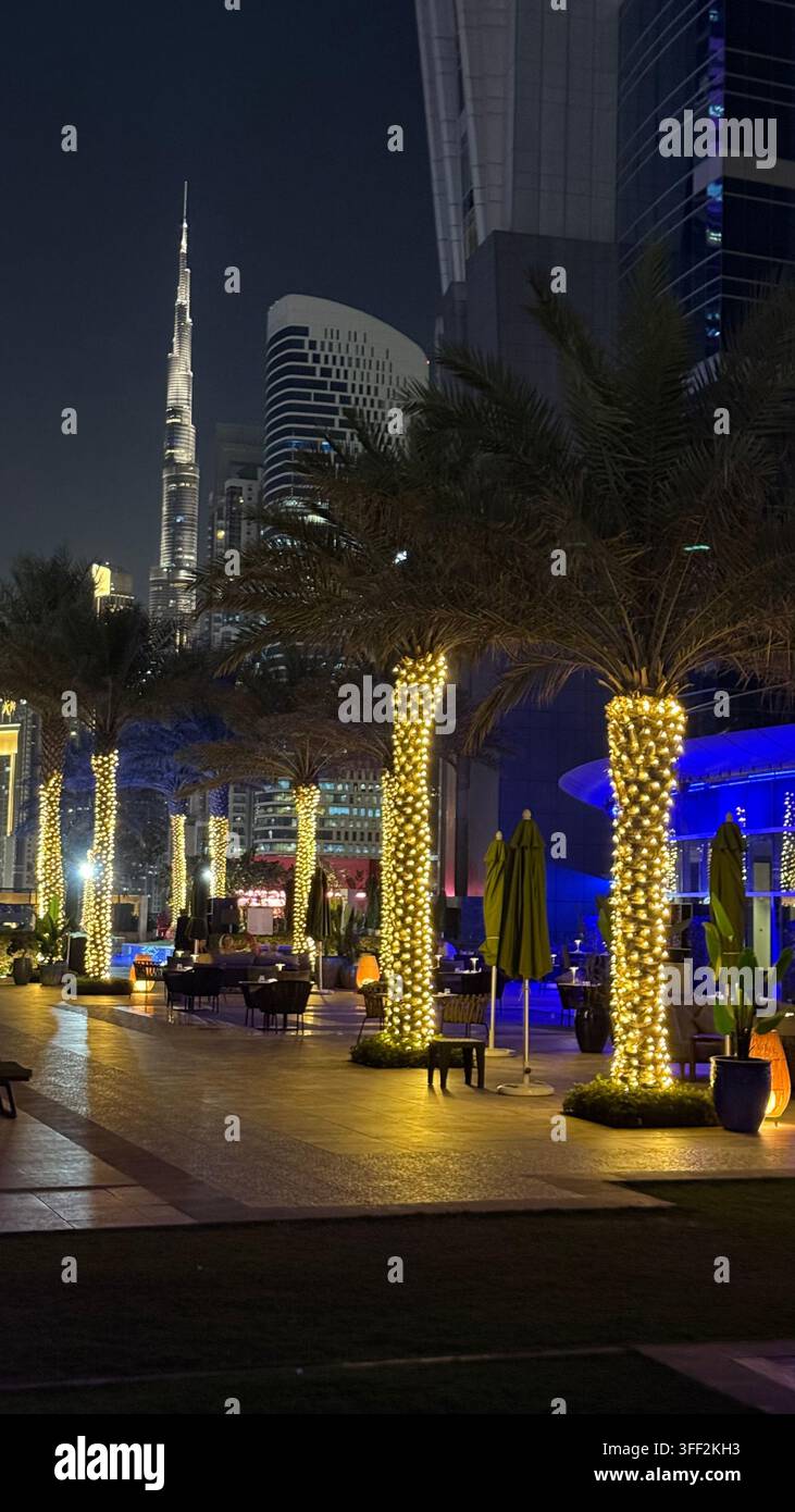 Ambientazione del primo pomeriggio sul Burj Khalifa alto, appartamenti e uffici moderni rialzati attorno al molo della piscina all'aperto illuminato al JW M - Immagine stock catturata con smartphone