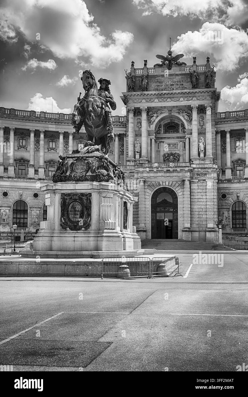 Il maestoso palazzo Hofburg, un antico palazzo imperiale a Vienna, in Austria, si erge con la sua impressionante facciata e i prati curati sotto un cielo blu brillante Foto Stock