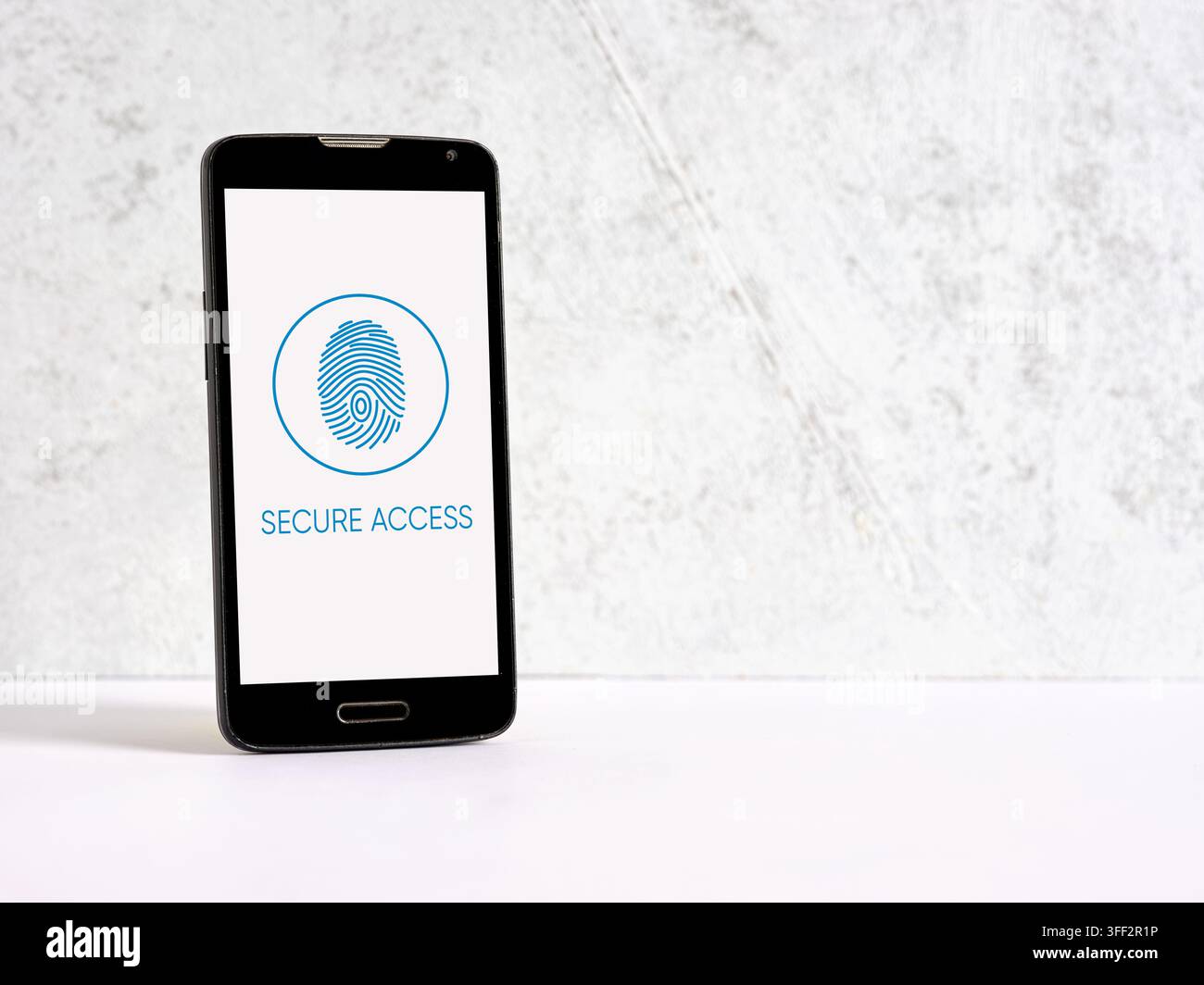 Smartphone che mostra un'icona di accesso sicuro con impronta digitale sullo schermo, simboleggiante sicurezza biometrica e protezione dei dati Foto Stock