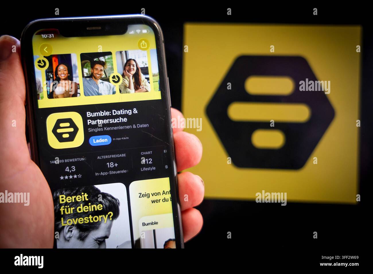 Apple App Store su un iPhone. App di incontri essenziali. Bumble, Incontri & Ricerca di partner. L'iPhone è tenuto in mano.. // 06.09.2026 *** Apple App Store su un iPhone: App di incontri essenzialiBumble, Incontri, Ricerca di partner. L'iPhone è tenuto in mano. 6 settembre 2026 Foto Stock