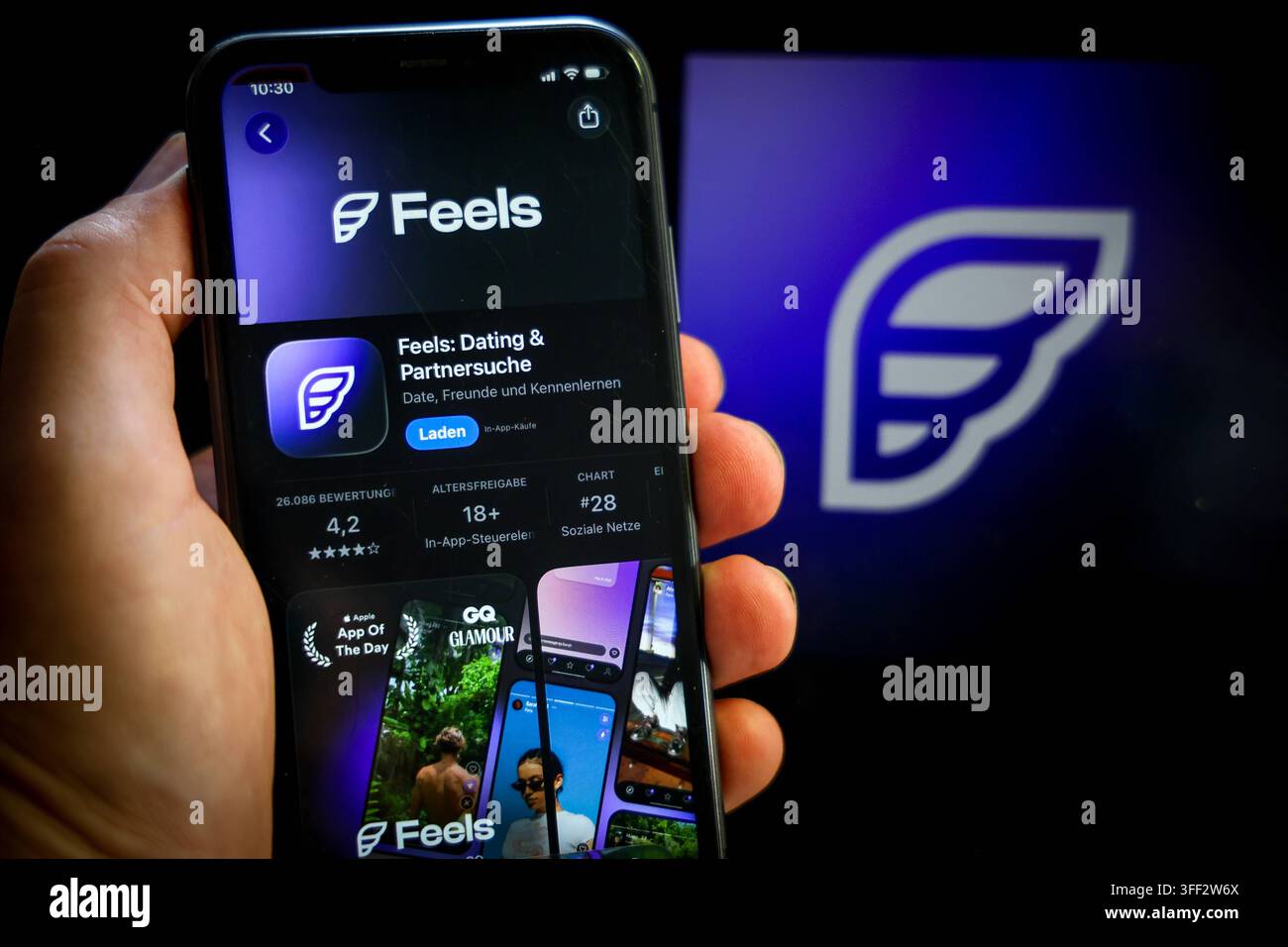 Apple App Store su un iPhone. App di incontri essenziali. Feels, Incontri & Ricerca di partner. L'iPhone è tenuto in mano.. // 06.09.2026 *** Apple App Store su un iPhone: App di incontri essenziali Feels, Incontri, Ricerca di partner. L'iPhone è tenuto in mano. 6 settembre 2026 Foto Stock