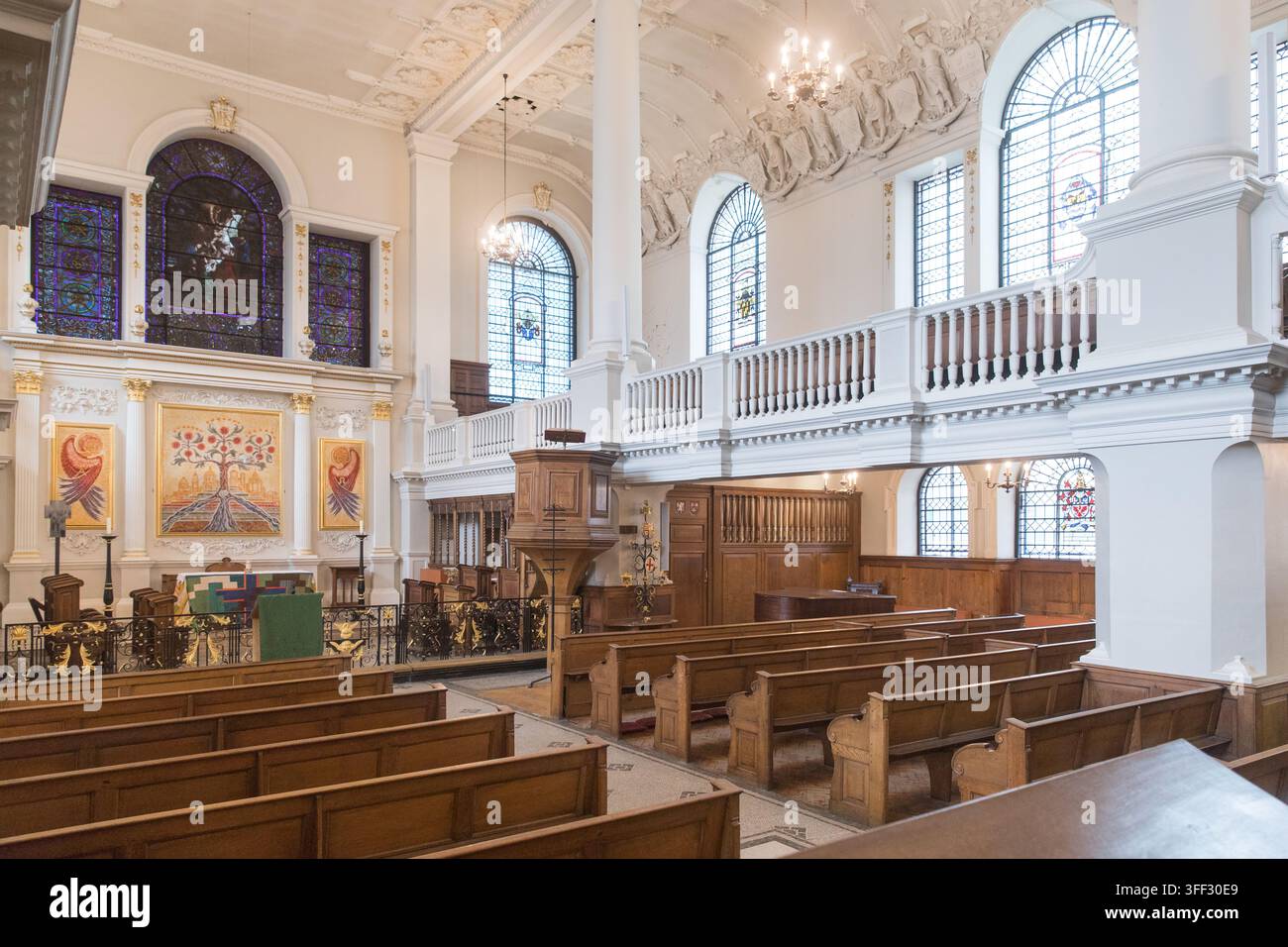 L'interno della chiesa di Saint Botolph Without Aldgate a Londra, che mostra i banchi e l'altare pronti per i servizi di culto cristiano. Foto Stock