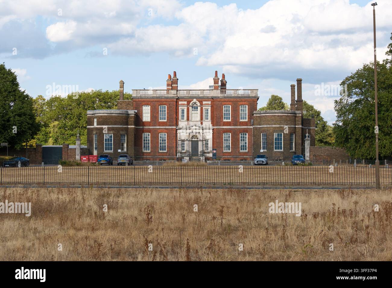 Elevazione frontale del Ranger's House nel Greenwich Park, Londra, Regno Unito. Un'elegante casa georgiana in mattoni rossi. Foto Stock