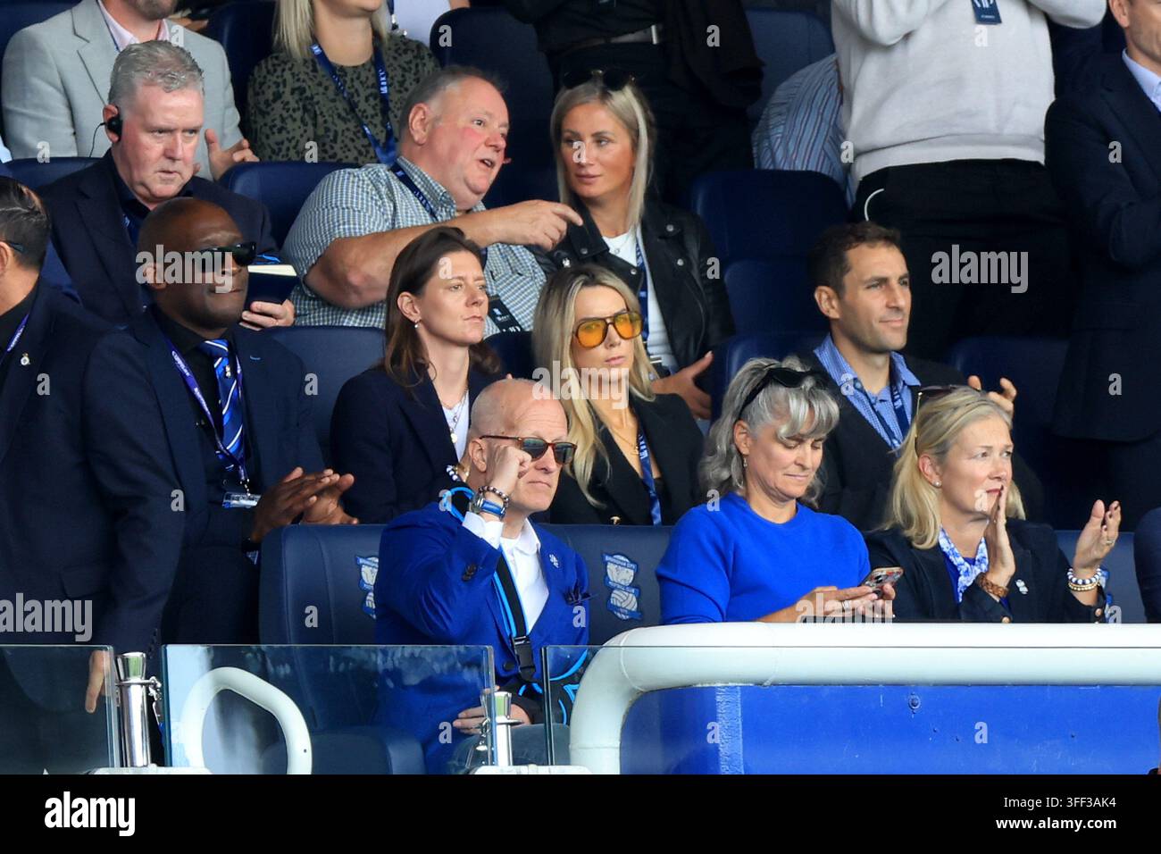 Tom Wagner, co-proprietario del Birmingham City FC (in basso a sinistra, giacca Royal Blue) sulle tribune durante la partita della Sky Bet Championship 2026/27 tra Birmingham City e Wolverhampton Wanderers allo St Andrew's di Knighthead Park il 6 settembre 2026 a Birmingham, Inghilterra.   ATTENZIONE! Questa fotografia può essere utilizzata solo per scopi redazionali di giornali e/o riviste. Non può essere utilizzata per pubblicazioni che coinvolgono 1 giocatore, 1 club o 1 competizione senza autorizzazione scritta di Football DataCo Ltd. Per qualsiasi domanda, contattare Football DataCo Ltd al +44 (0) 207 864 9121 Foto Stock