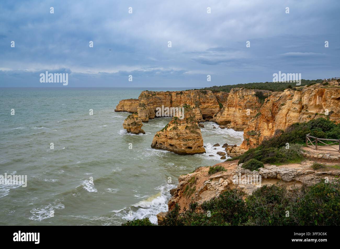 Praia da Marinha, situata lungo la costa dell'Algarve in Portogallo, è nota per le sue mozzafiato scogliere di calcare, gli archi rocciosi naturali e le insenature marine nascoste Foto Stock