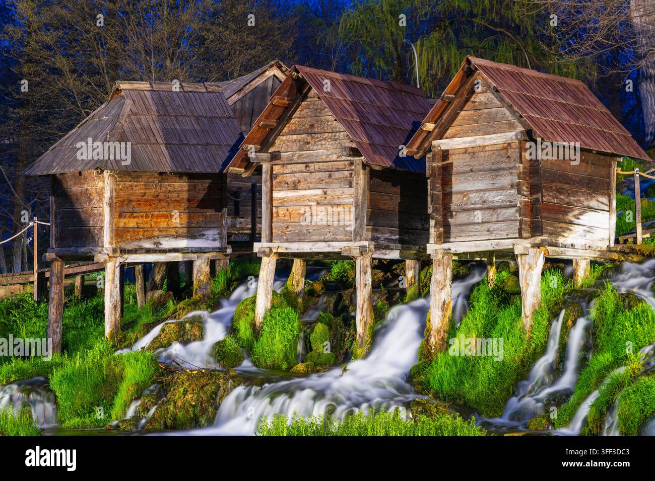 Mlinici, Bosnia ed Erzegovina ai mulini ad acqua circondati da una vegetazione verde e muschiosa. Foto Stock