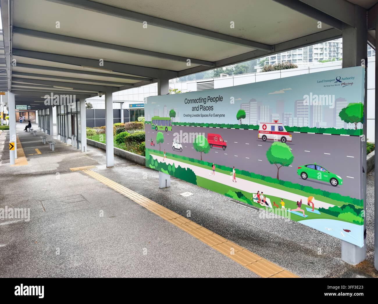 Insegna di sensibilizzazione pubblica "Connettere persone e luoghi" dell'Autorità dei Trasporti Terrestri di Singapore installata lungo un marciapiede pedonale accanto a una strada Foto Stock