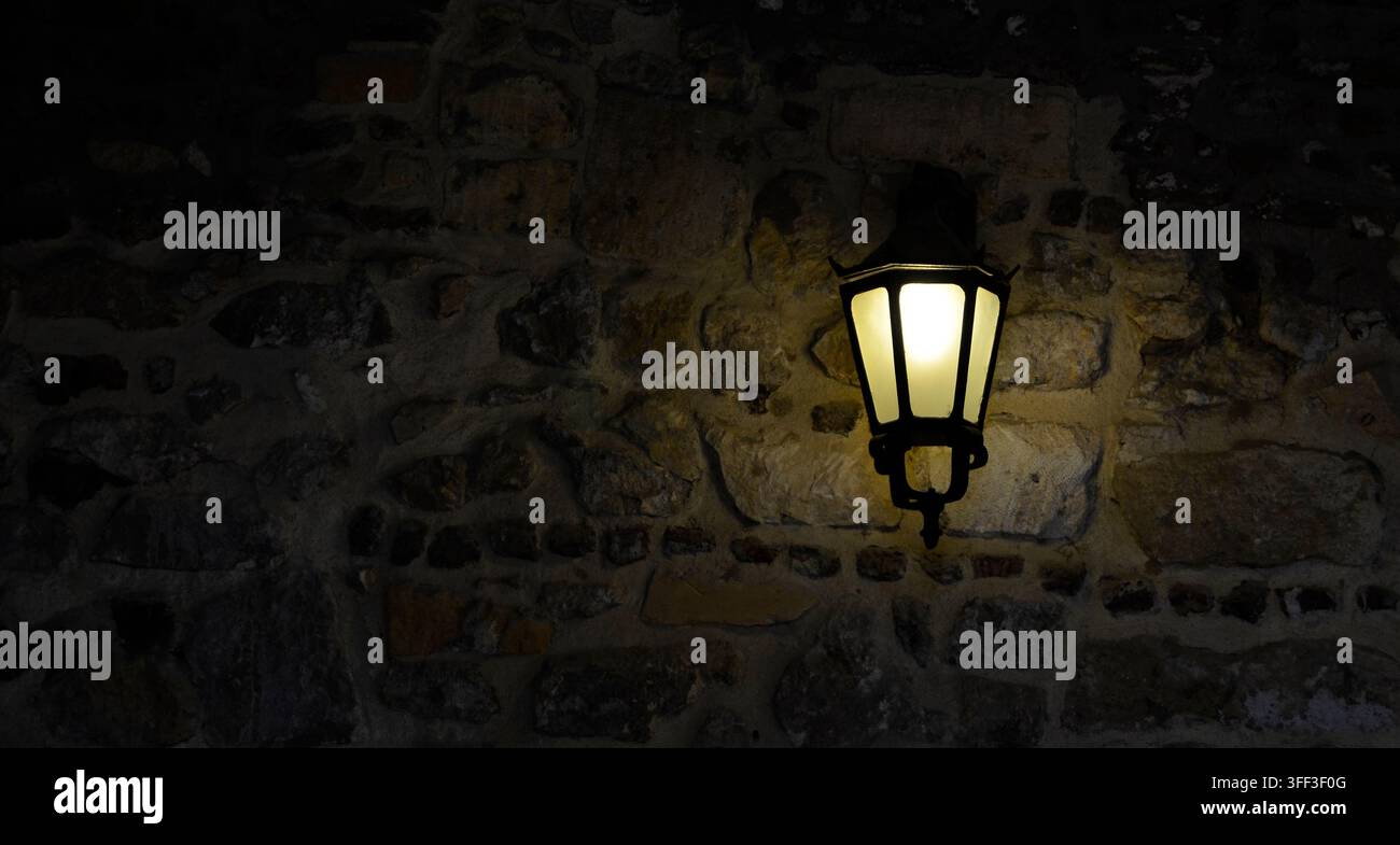 Foto di una lampada su un muro Foto Stock
