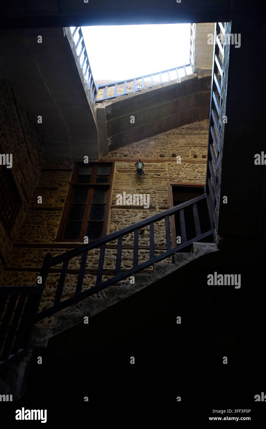 Foto di scale in una vecchia casa Foto Stock
