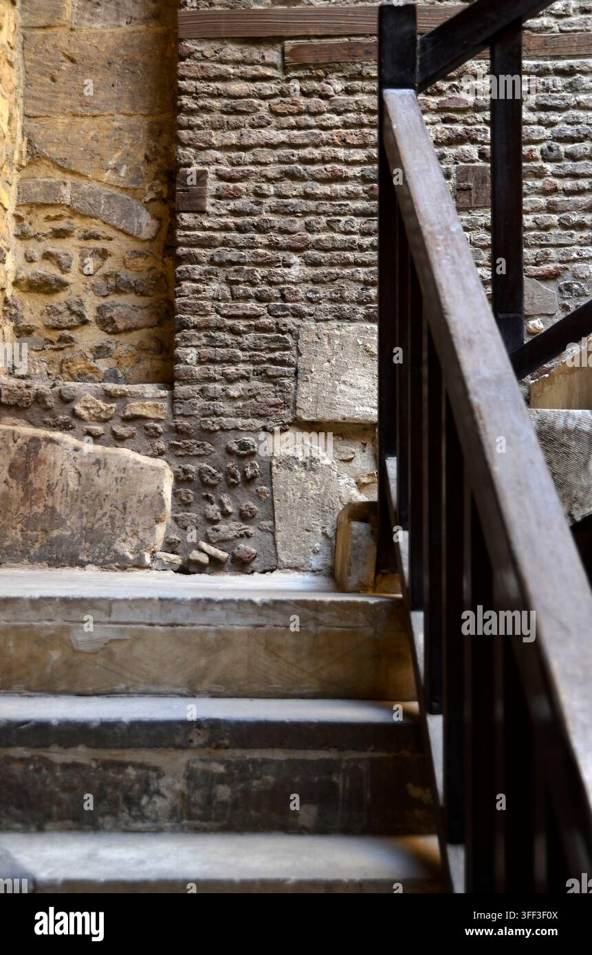 Foto di scale in una vecchia casa Foto Stock
