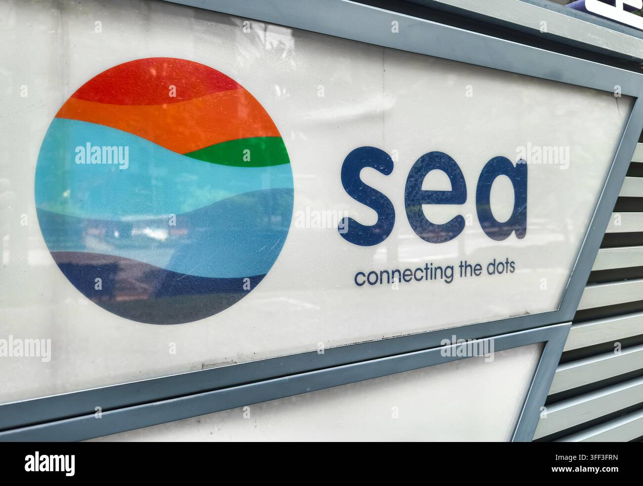 Logo aziendale di Sea Limited (conosciuta anche come Sea Group), una grande azienda globale di internet per consumatori con sede a Singapore Foto Stock