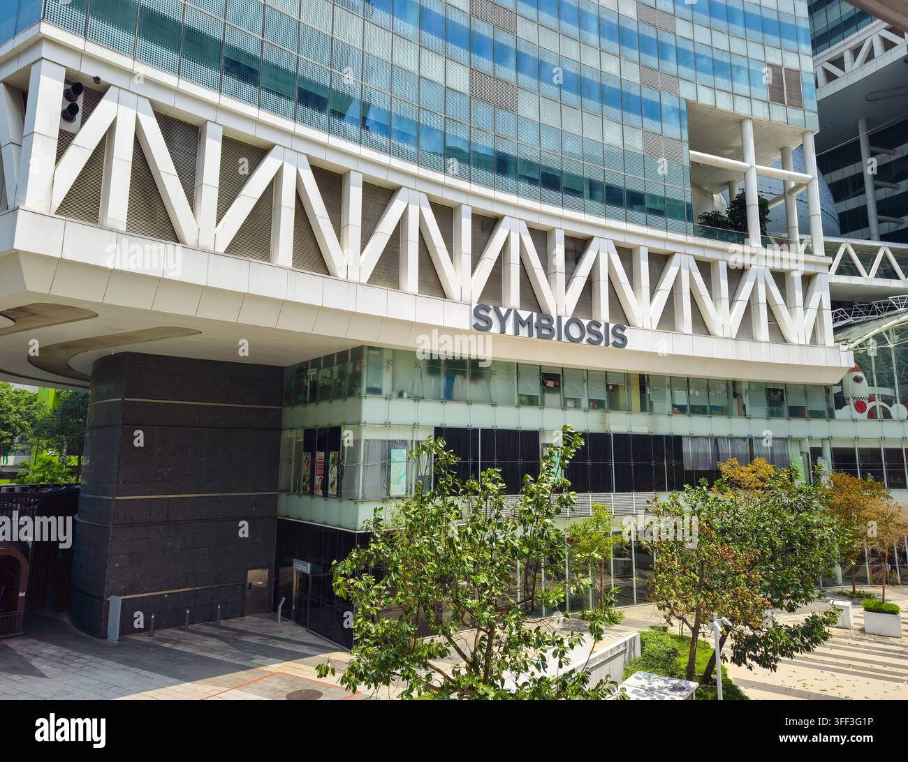Edificio Symbiosis, una torre di 22 piani situata nell'hub di ricerca e tecnologia Fusionopolis, Singapore Foto Stock