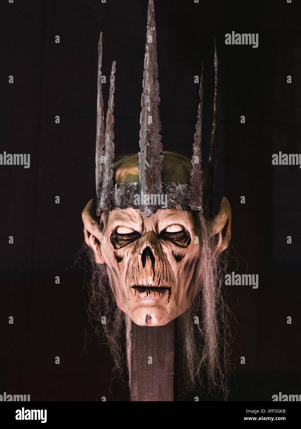 Maschera di Krampus intagliata con un volto simile a un teschio e cinque alte corna a punta in una mostra di maschere a Ranshofen, Alta Austria, Austria Foto Stock