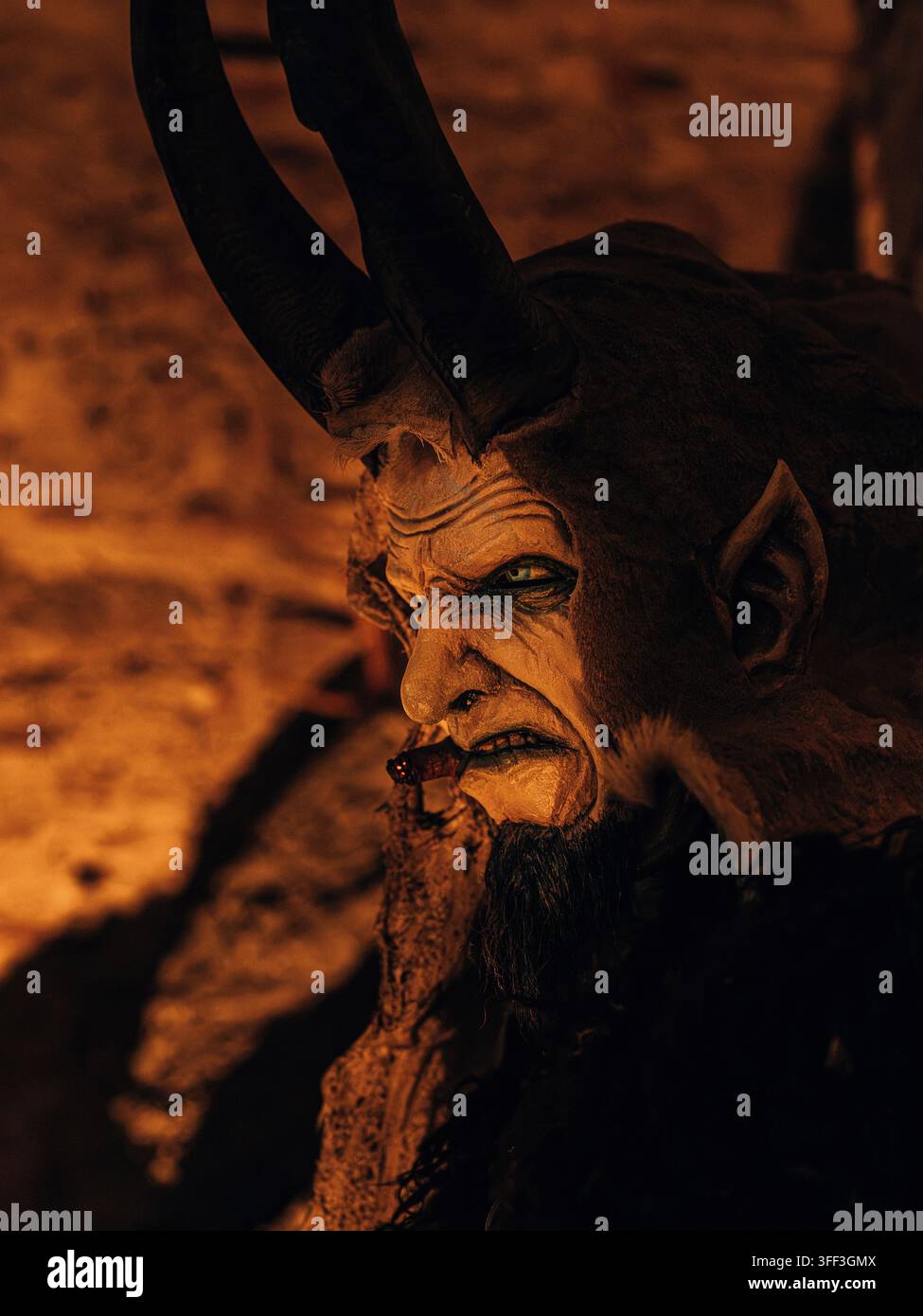 Maschera di Krampus a forma di capra con pelle verde, corna alte e scure e orecchie appuntite in una mostra di maschere a Ranshofen, Alta Austria, Austria Foto Stock