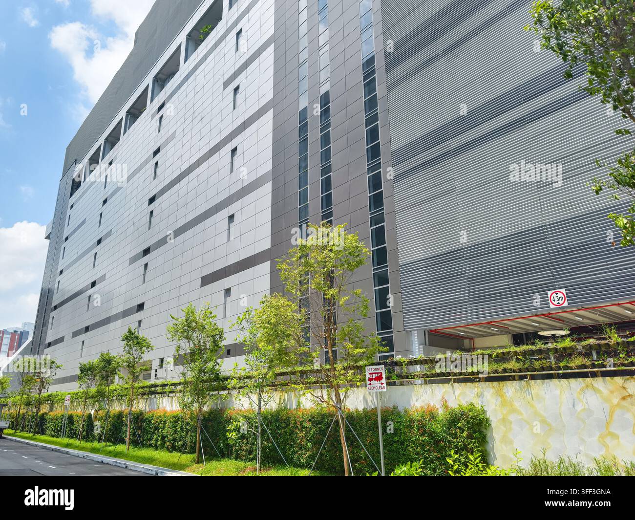 Facciata dell'edificio, colonne verticali di finestre, architettura del data center, LaunchPad @ complesso industriale one-north, Singapore Foto Stock