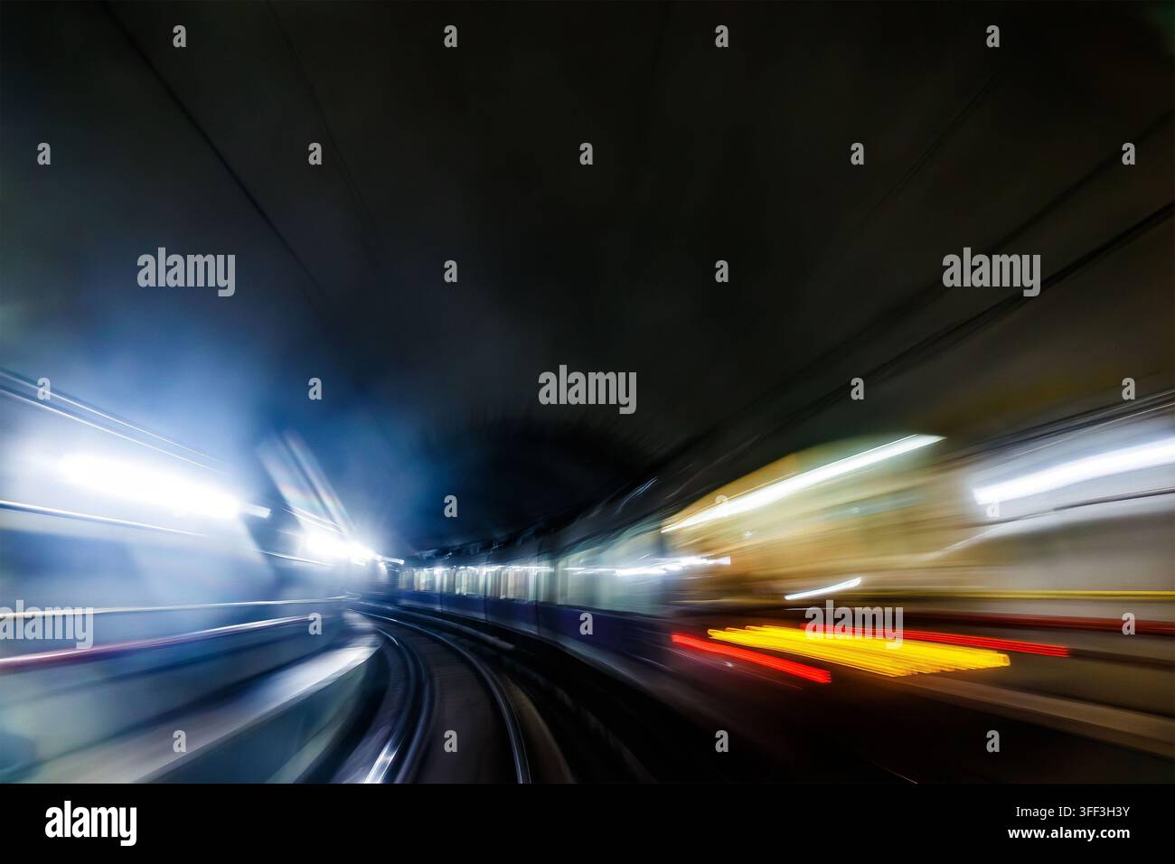 Vista interna di un tunnel della metropolitana sfocato con scie di luce dovute al movimento Foto Stock