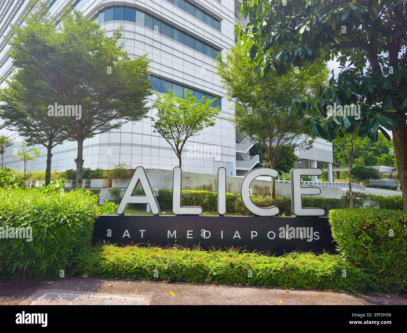 ALICE@Mediapolis è un edificio intelligente di un parco commerciale di 11 piani situato al 29 Media Circle nell'hub tecnologico e mediatico one-north di Singapore Foto Stock