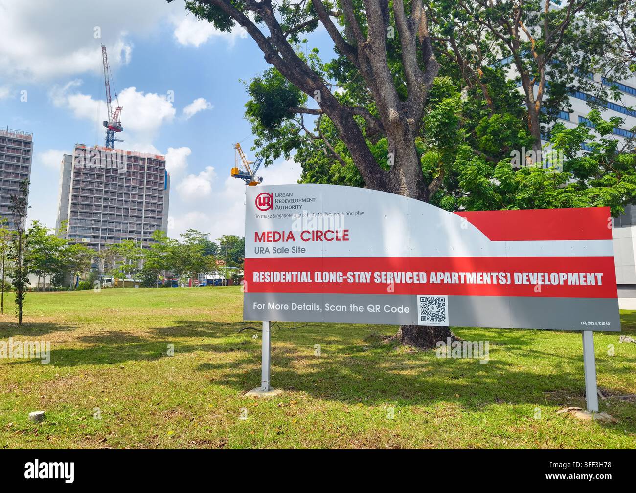 Segnale del sito delle vendite di terreni governative (GLS) dell'Urban Redevelopment Authority (URA) al Media Circle di Singapore, progetto di sviluppo per appartamenti di servizio Foto Stock