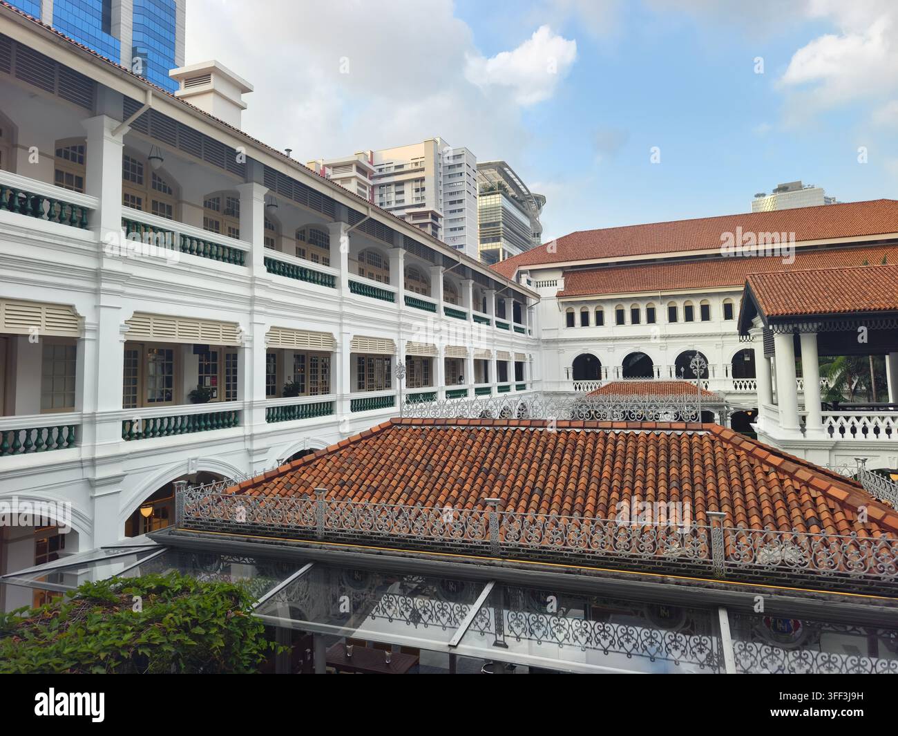 Cortile e architettura coloniale bianca dell'historico Raffles Hotel a Singapore Foto Stock