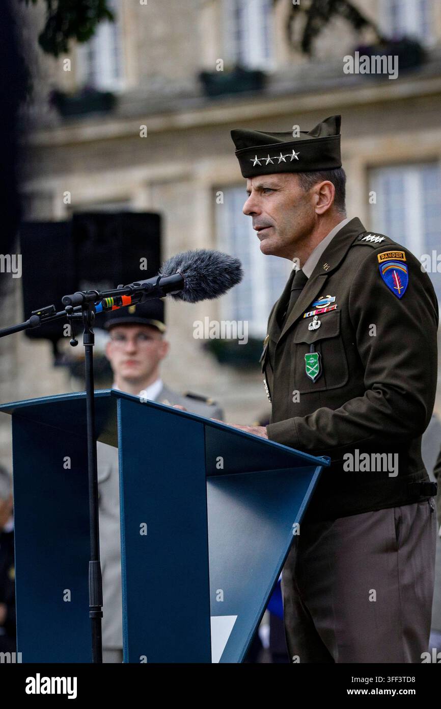 Il Gen. Christopher T. Donahue dell'U.S. Army, comandante generale di U.S. Army Europe e Africa e comandante del Comando Terrestre Alliato della NATO, parla al Monumento del Segnale a Carentan, in Francia, il 3 giugno 2026. Il monumento e la commemorazione annuale rendono omaggio ai paracadutisti della 101ª Divisione Aviotrasportata coinvolti nella liberazione della città nel giugno 1944. (Foto dell'U.S. Army di Staff Sgt. Catessa Palone) Foto Stock