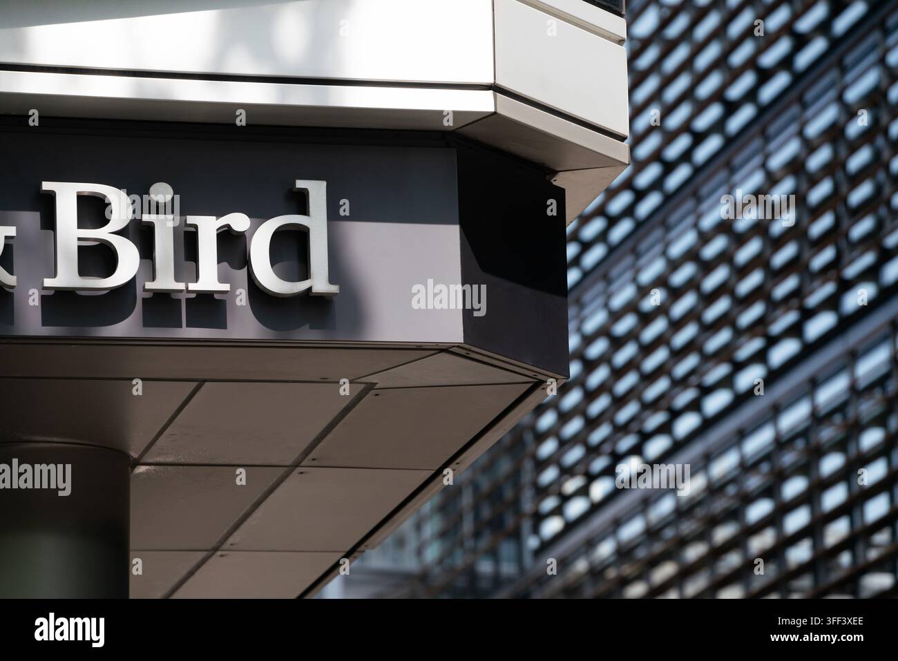 Il cartello esterno dello studio legale Bird & Bird segna il loro edificio per uffici nella City di Londra, identificando lo studio legale internazionale. Foto Stock