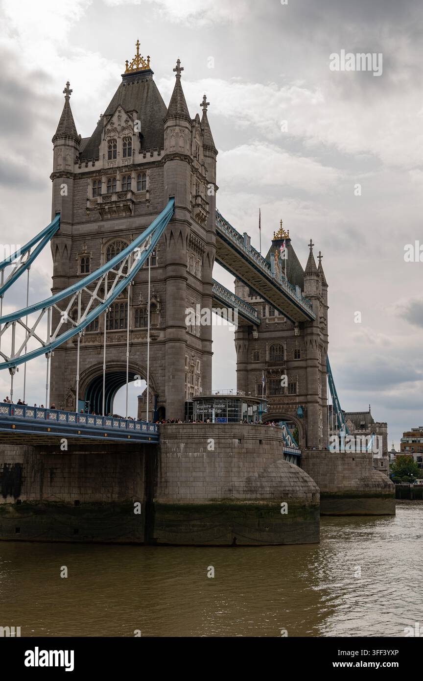Tower Bridge sul Tamigi a Londra, Inghilterra. Scattata il 16 agosto 2026 Foto Stock