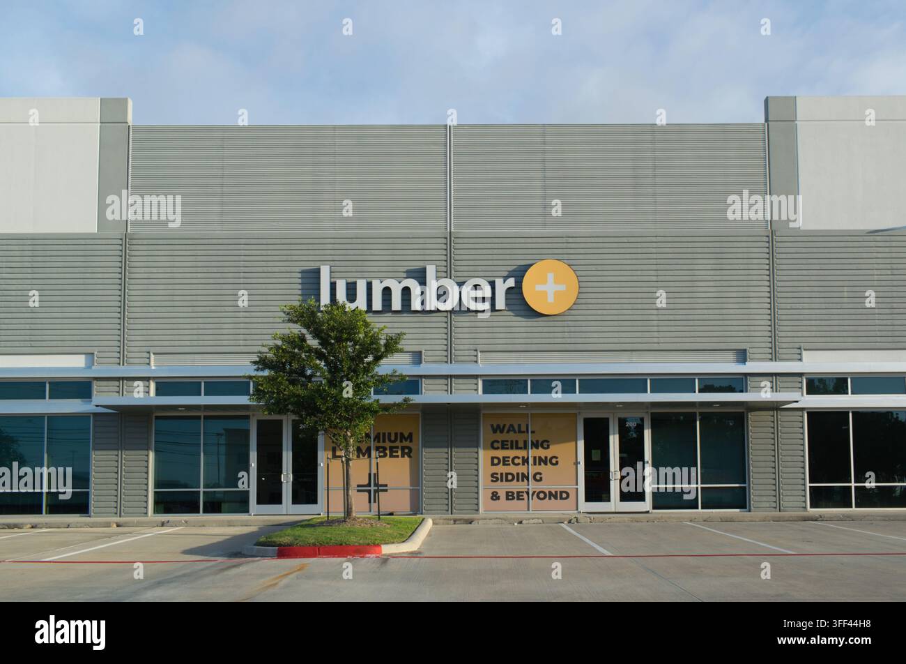 Houston, Texas USA 05-31-2026: Esterno dell'edificio dell'ufficio della società Lumber Plus. Foto Stock