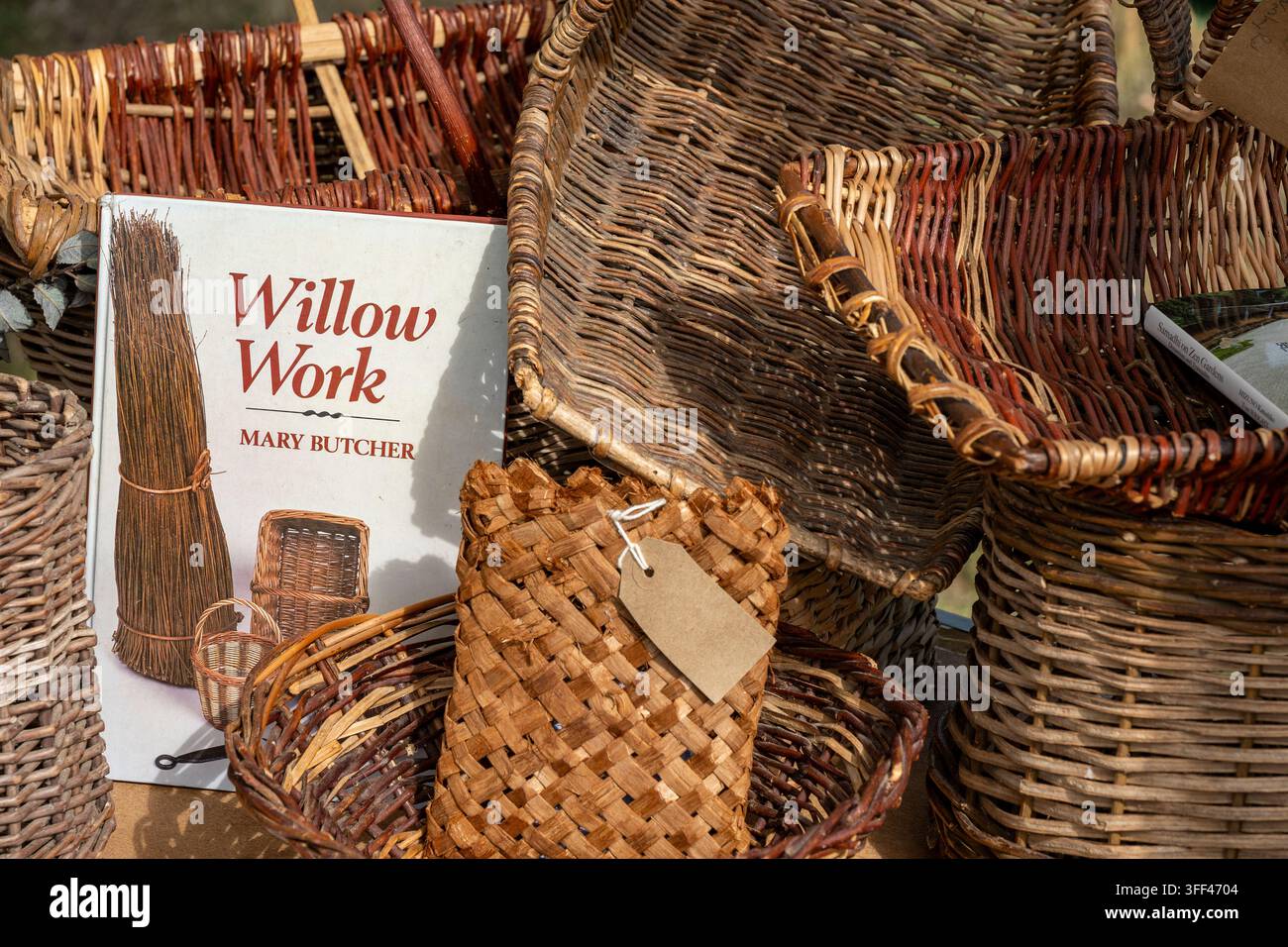 Cestini e prodotti in vimini fatti a mano in vendita su uno stand a una fiera dell'artigianato sull'isola di Wight, Regno Unito Foto Stock