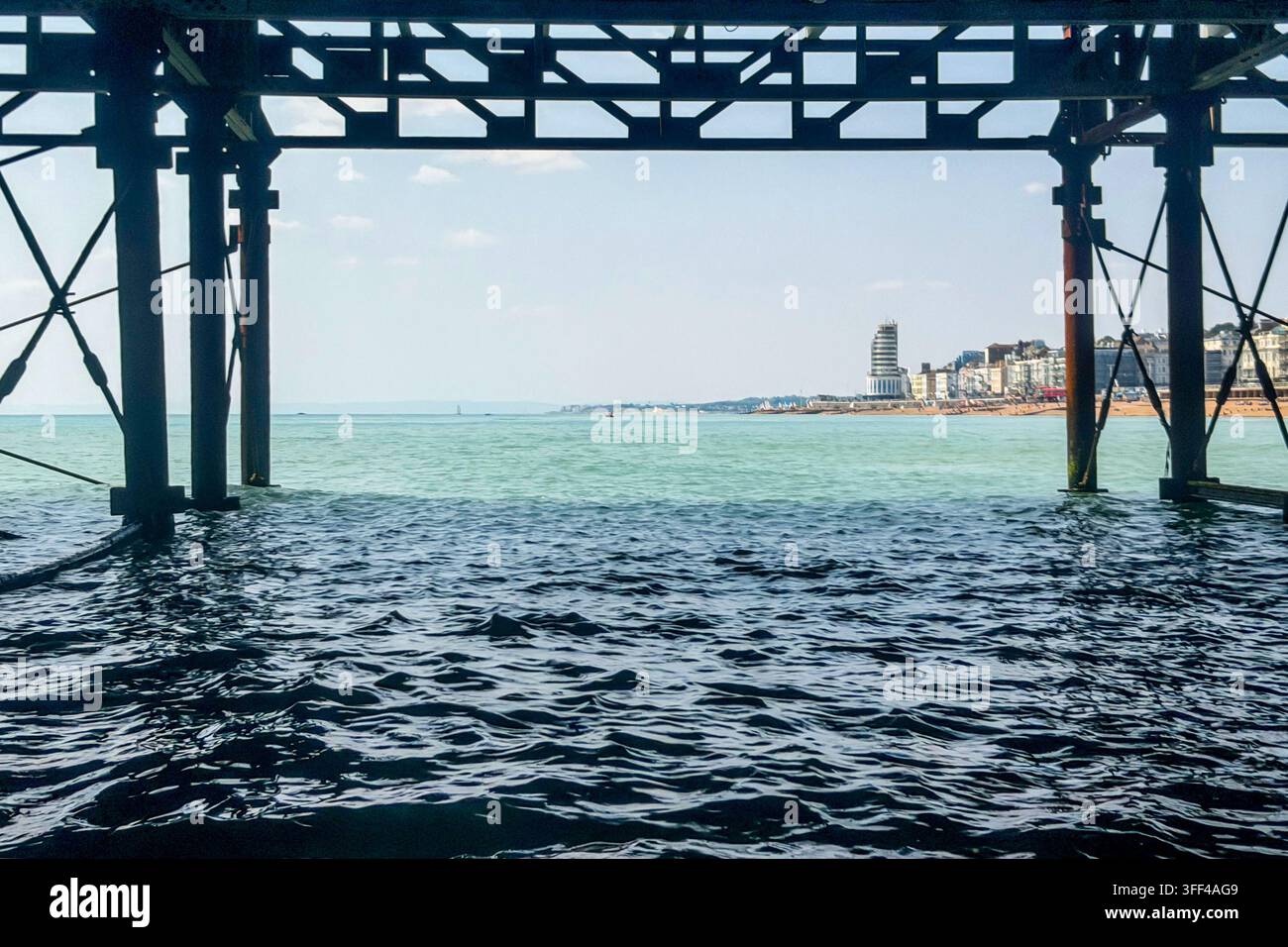 Vista dal molo di Hastings verso Marine Court, St Leonards-on-Sea, East Sussex Foto Stock