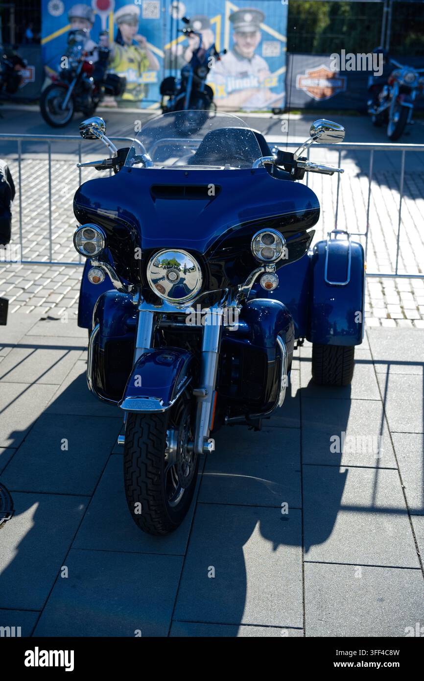 Motocicletta da turismo a tre ruote Harley-Davidson Tri Glide blu ai Prague Harley Days 2026. Foto Stock