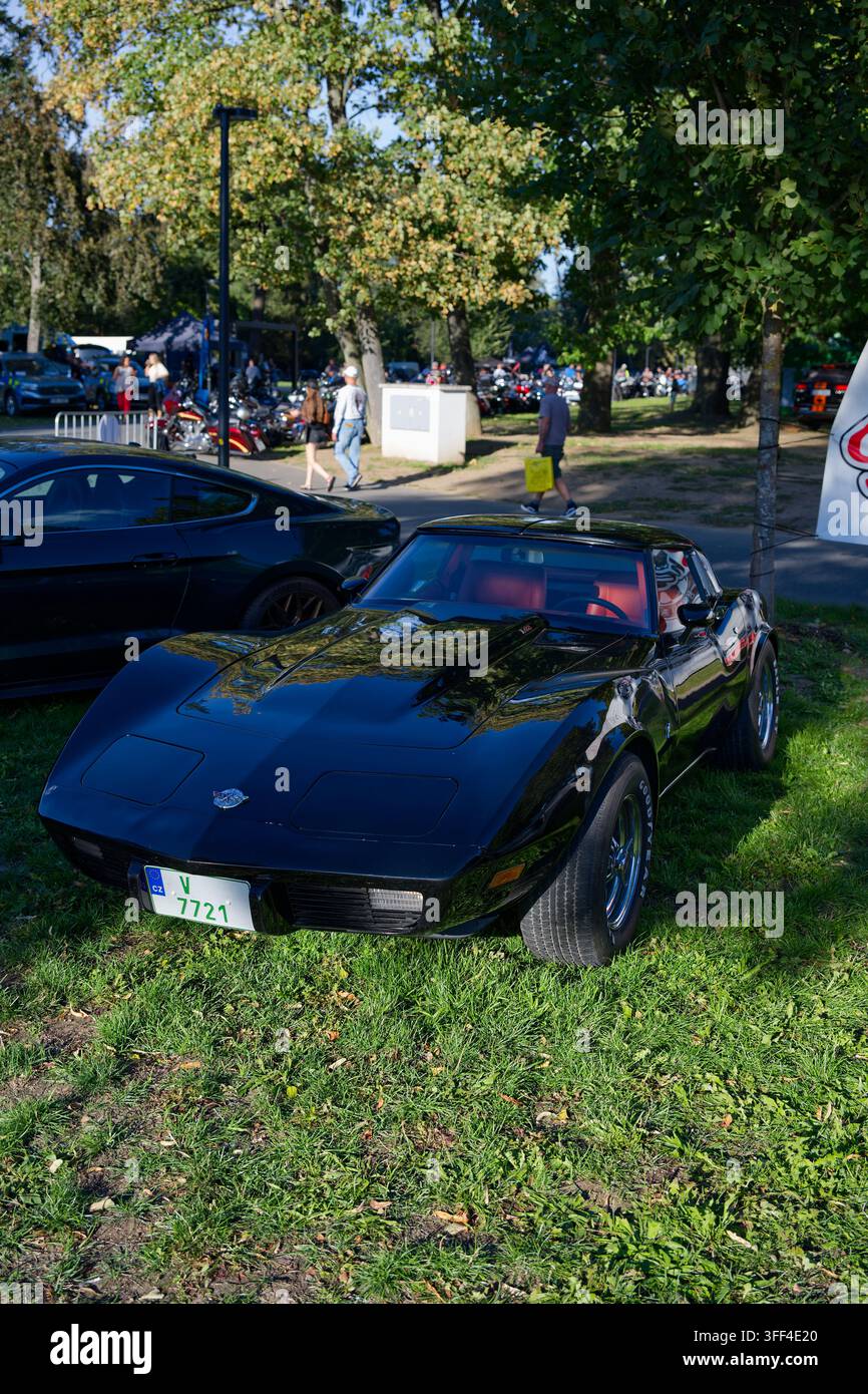 Classica Chevrolet Corvette C3 nera esposta ai Prague Harley Days 2026. Foto Stock