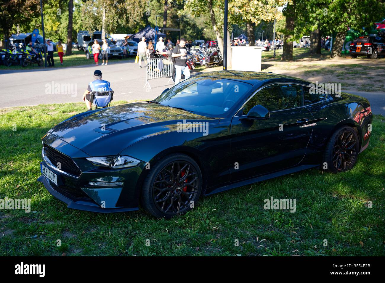 Coupé sport Ford Mustang verde scuro esposto ai Prague Harley Days 2026. Foto Stock