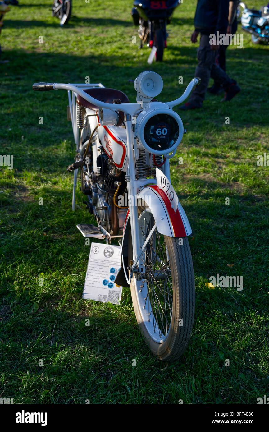 Moto custom Harley-Davidson in stile vintage bianca esposta ai Prague Harley Days 2026. Foto Stock