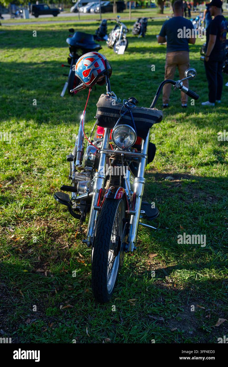 Chopper Harley-Davidson in stile classico con casco personalizzato esposto ai Prague Harley Days 2026. Foto Stock