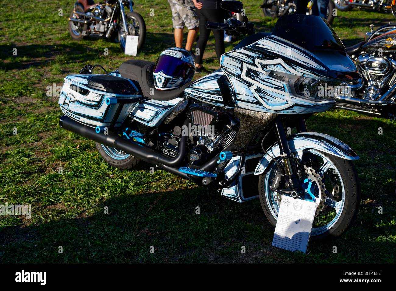 Motocicletta da turismo Harley-Davidson personalizzata con verniciatura grafica esposta ai Prague Harley Days 2026. Foto Stock
