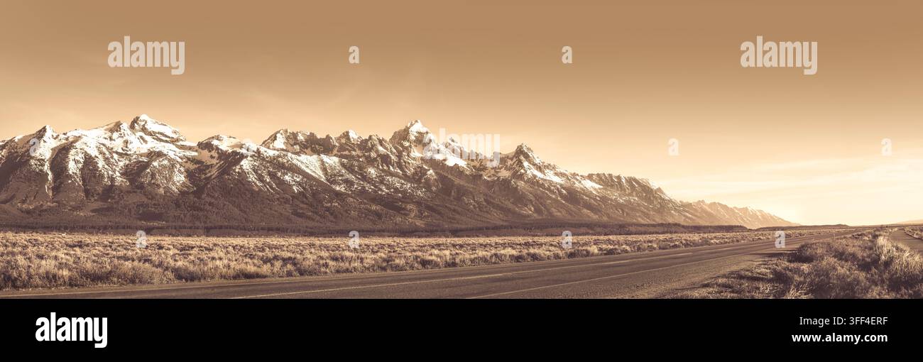 Vista panoramica della catena dei Grand Teton nel Wyoming, toni seppia, stile vintage, atmosfera suggestiva, spazio di copia, paesaggio, panorama Foto Stock
