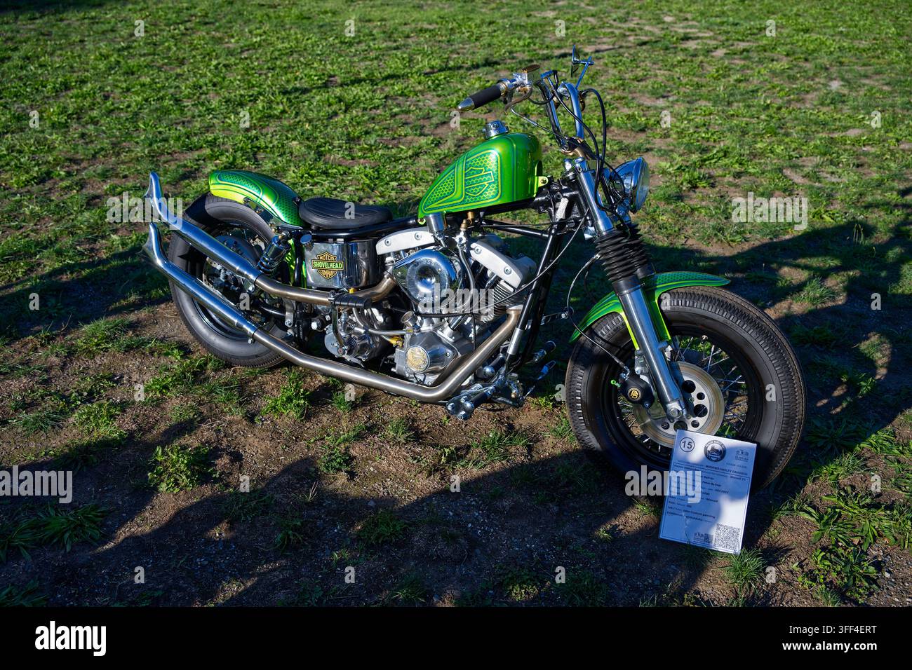 MotoGreenCustomHarley-DavidsonShovelhead esposta al salone delle motoCustomPragueHarleyDays2026. Foto Stock