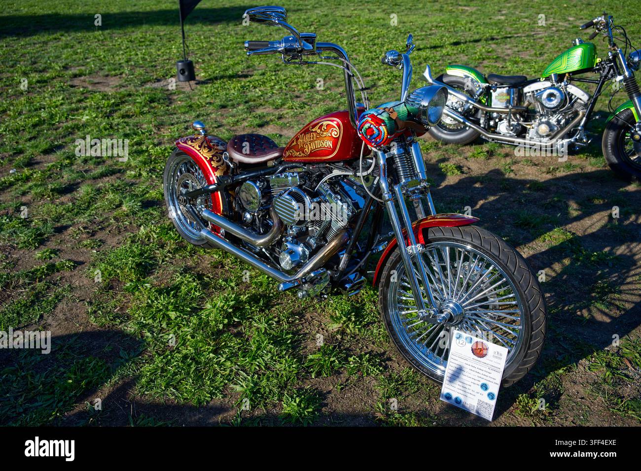 Chopper Harley-Davidson rosso su misura con decorazioni in oro esposto ai Prague Harley Days 2026. Foto Stock